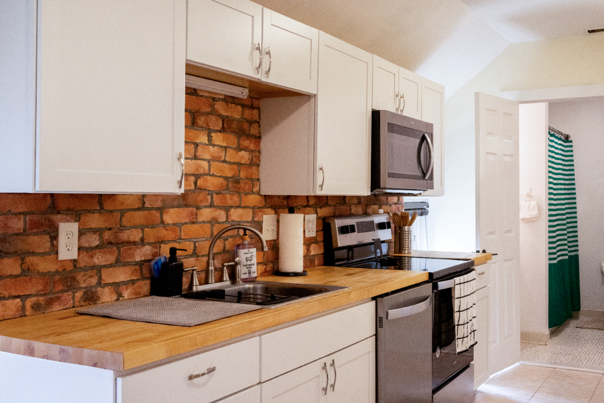 Furnished 2BR apartment, hardwood floors, in-unit laundry, parking, prime Rochester location, near t - Photo 5