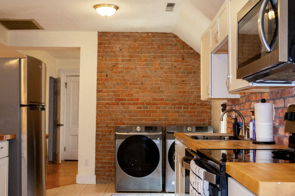 Furnished 2BR apartment, hardwood floors, in-unit laundry, parking, prime Rochester location, near t - Photo 6