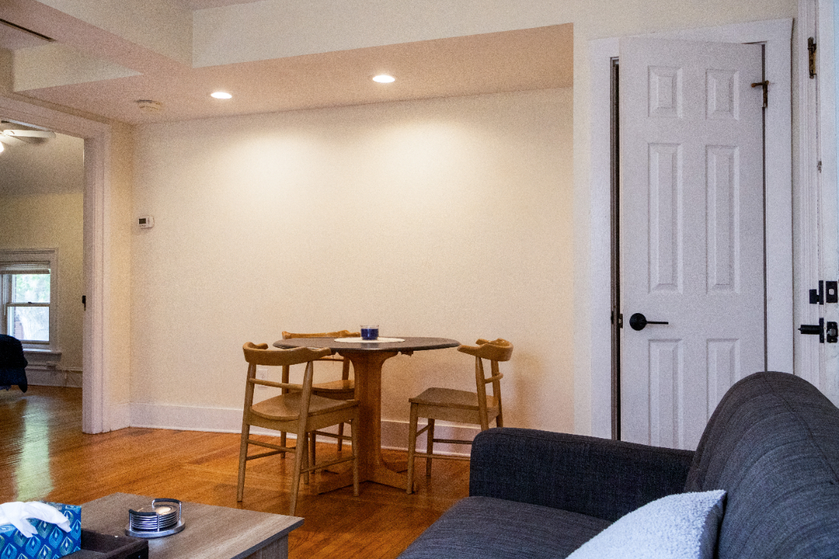 Furnished 2BR apartment, hardwood floors, in-unit laundry, parking, prime Rochester location, near t - Photo 7