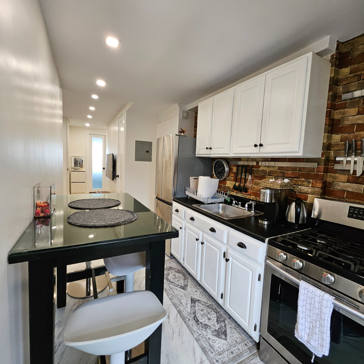 Modern Top Floor 2BD Astoria Retreat - 46th Street M/R Station, 15min to Manhattan - Photo 11