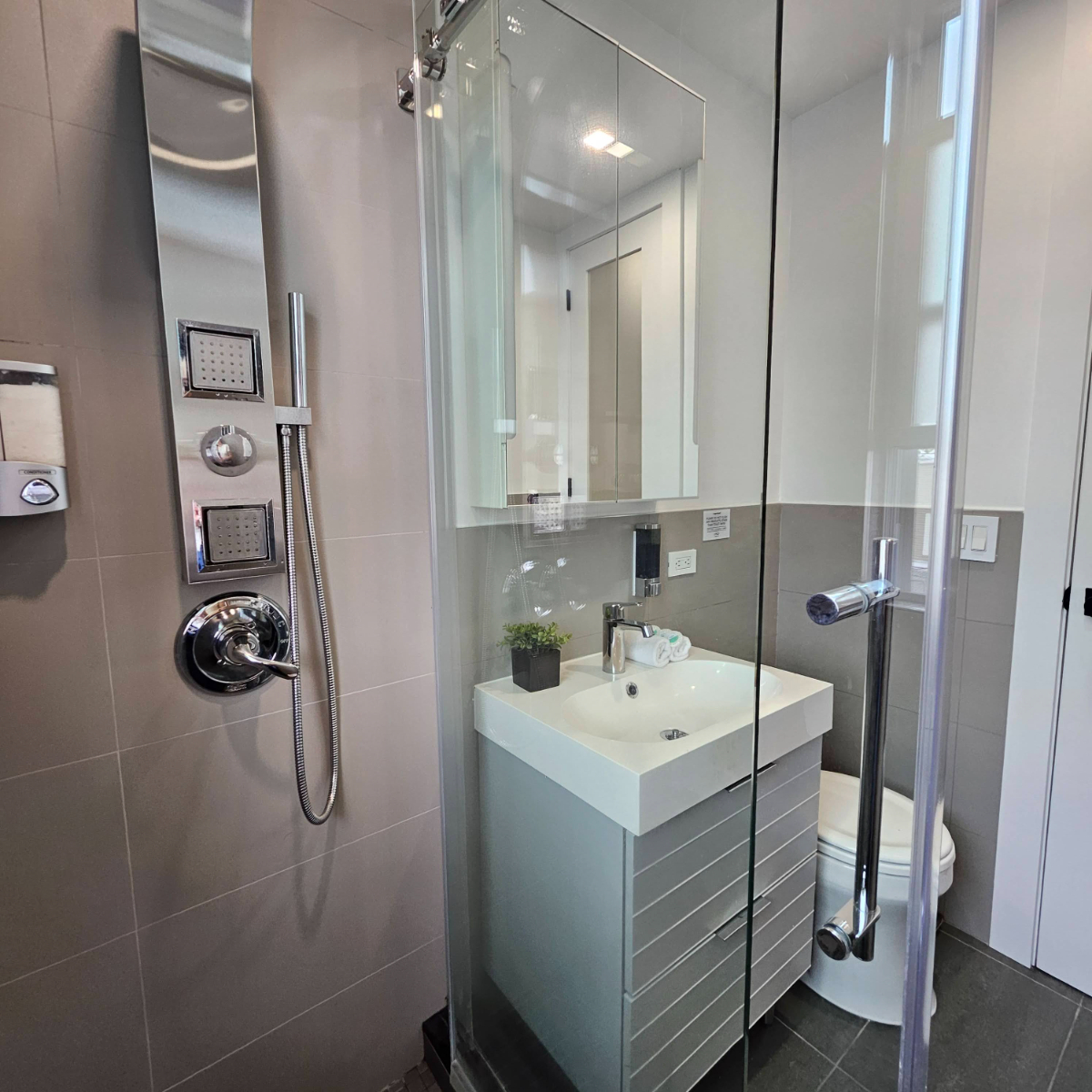 Modern Top Floor 2BD Astoria Retreat - 46th Street M/R Station, 15min to Manhattan - Photo 6