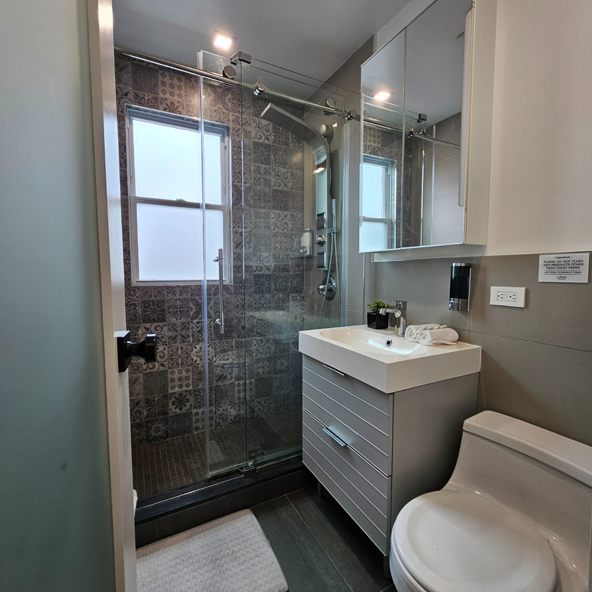 Modern Top Floor 2BD Astoria Retreat - 46th Street M/R Station, 15min to Manhattan - Photo 4