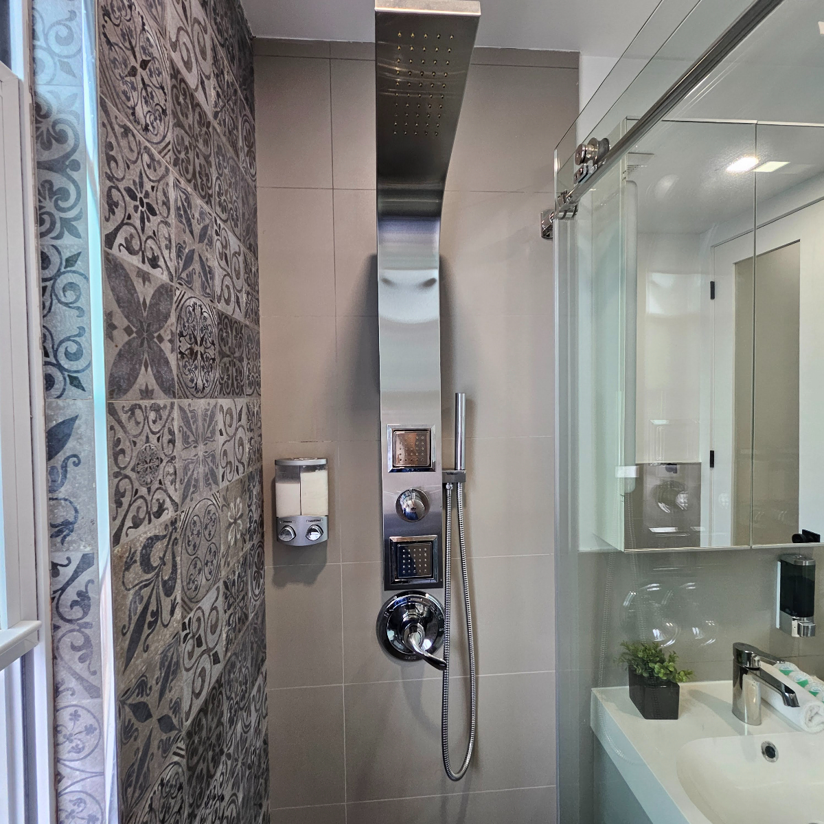 Modern Top Floor 2BD Astoria Retreat - 46th Street M/R Station, 15min to Manhattan - Photo 5