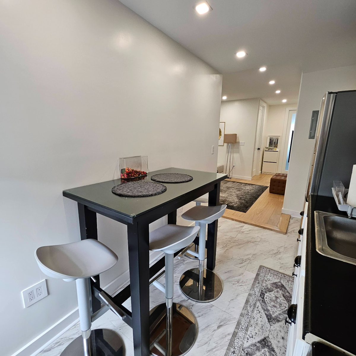 Modern Top Floor 2BD Astoria Retreat - 46th Street M/R Station, 15min to Manhattan - Photo 12