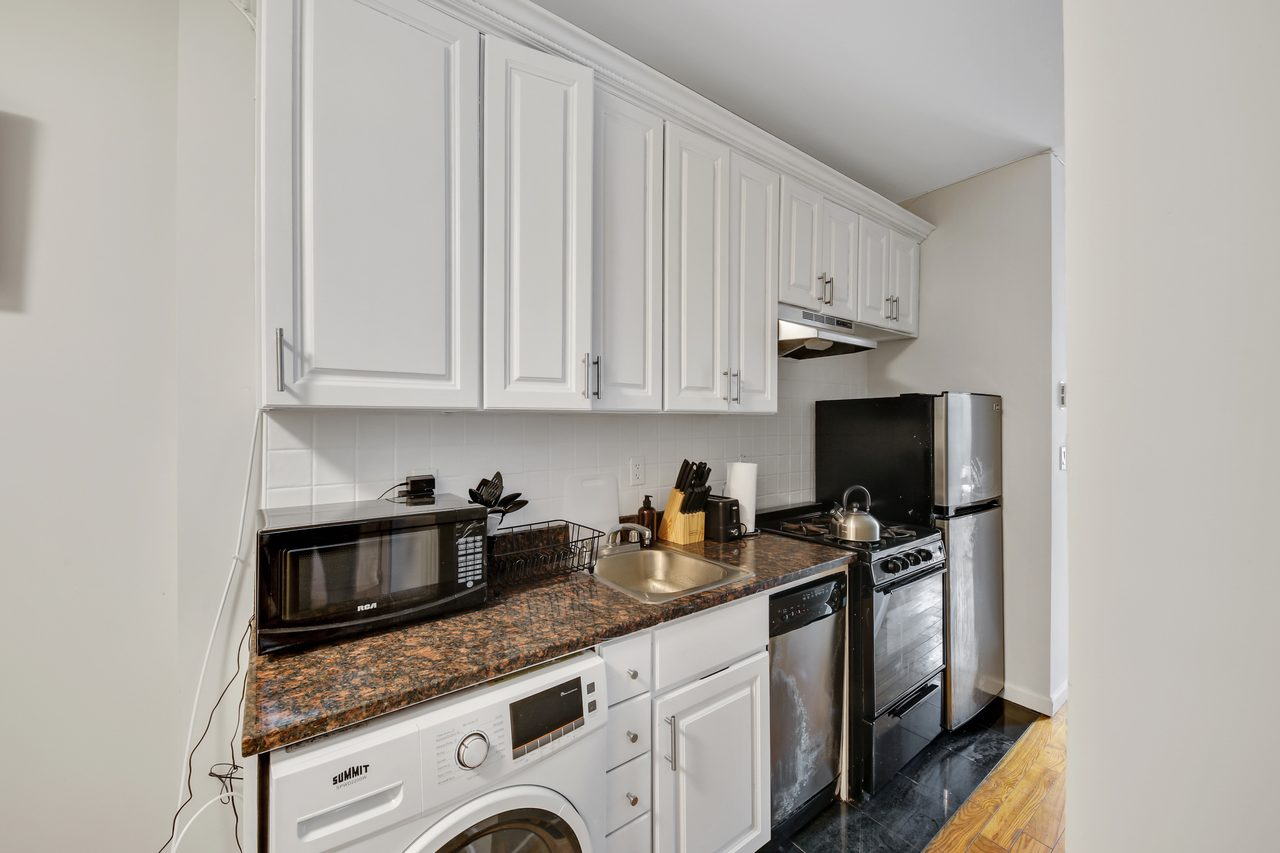 Private Bedroom in Upper West Side 790 C - Photo 3