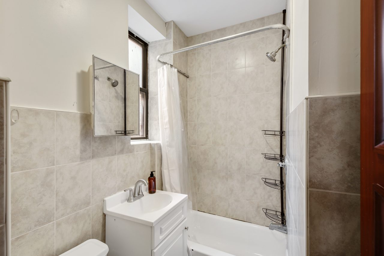 Private Bedroom in Upper West Side 790 C - Photo 5