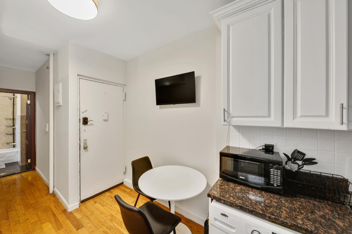 Private Bedroom in Upper West Side 790 C - Photo 8