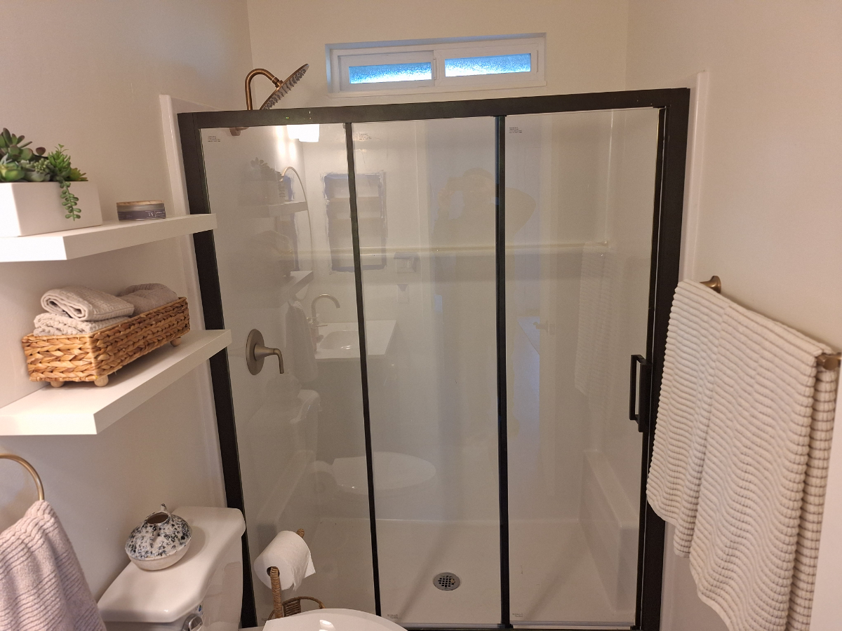 Brand New Private Oasis, Full Kitchen, Private Patio & Dedicated Parking, in unit laundry - Photo 6
