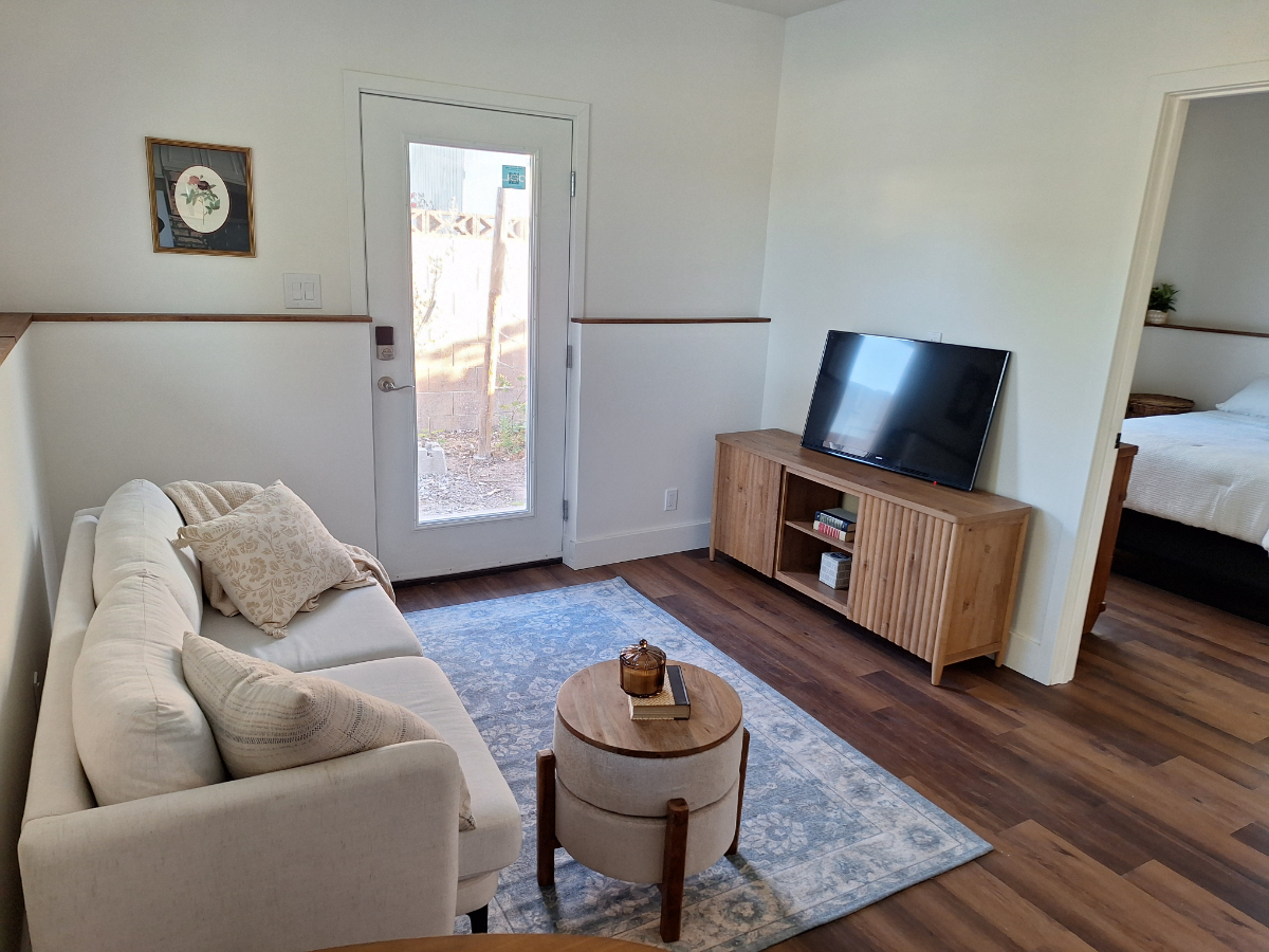 Brand New Private Oasis, Full Kitchen, Private Patio & Dedicated Parking, in unit laundry - Photo 5