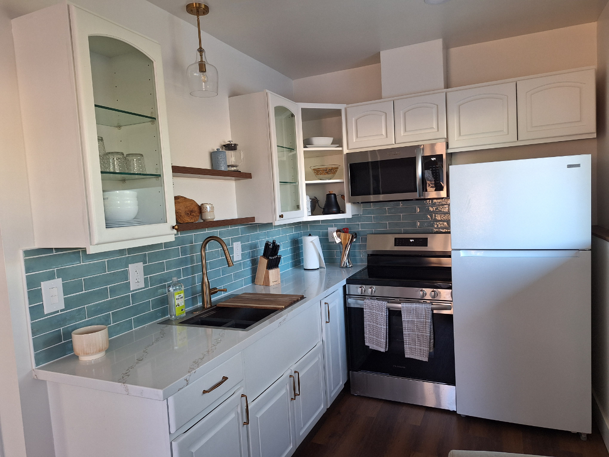 Brand New Private Oasis, Full Kitchen, Private Patio & Dedicated Parking, in unit laundry - Photo 4