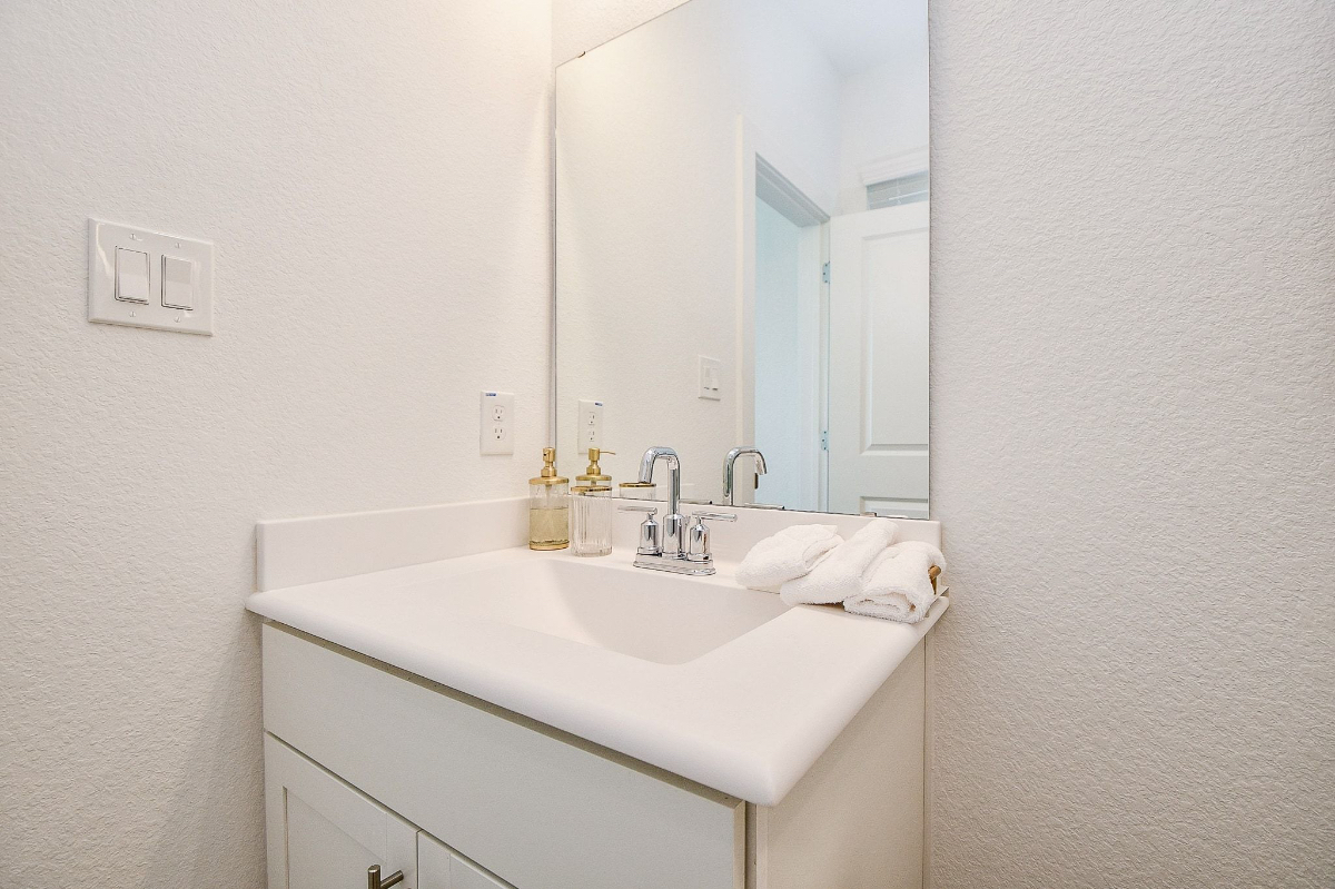 4 Bedroom Skyline Home - Photo 3