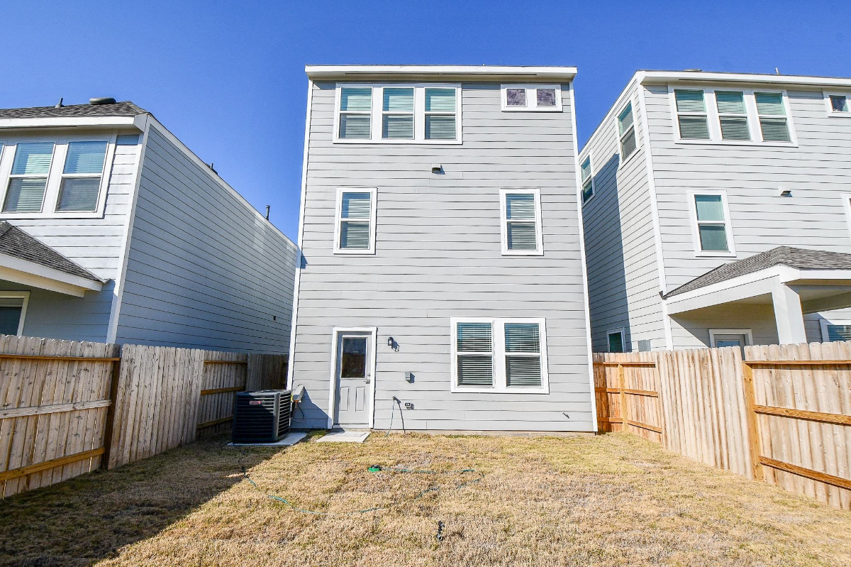 4 Bedroom Skyline Home - Photo 5