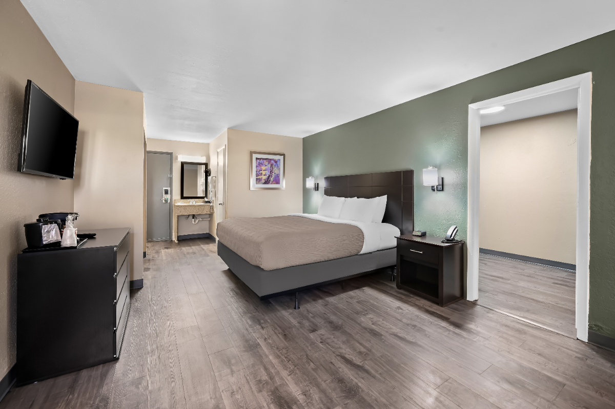 QUALITY INN FORT MYERS EXTENDED STAY HOTEL - Photo 3