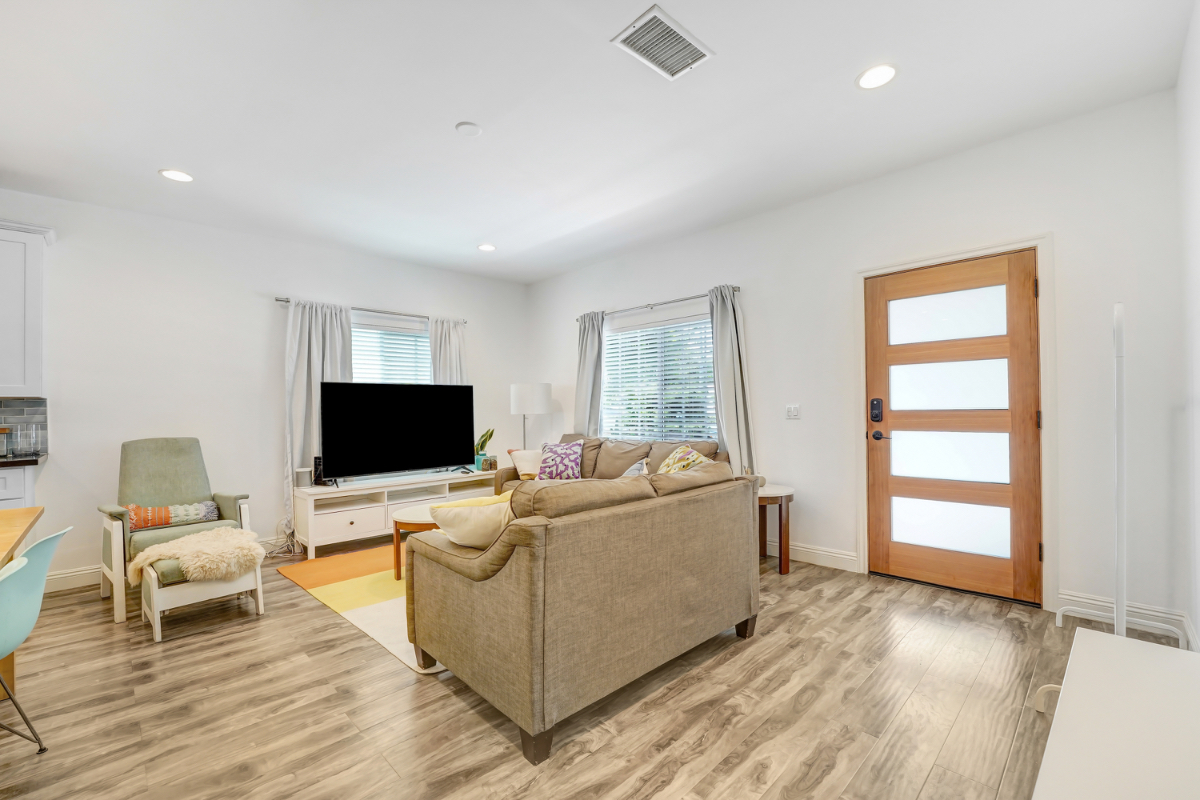 Bright 3BR Furnished Home With Outdoor Space And Quick Access To LA Hotspots - Photo 3
