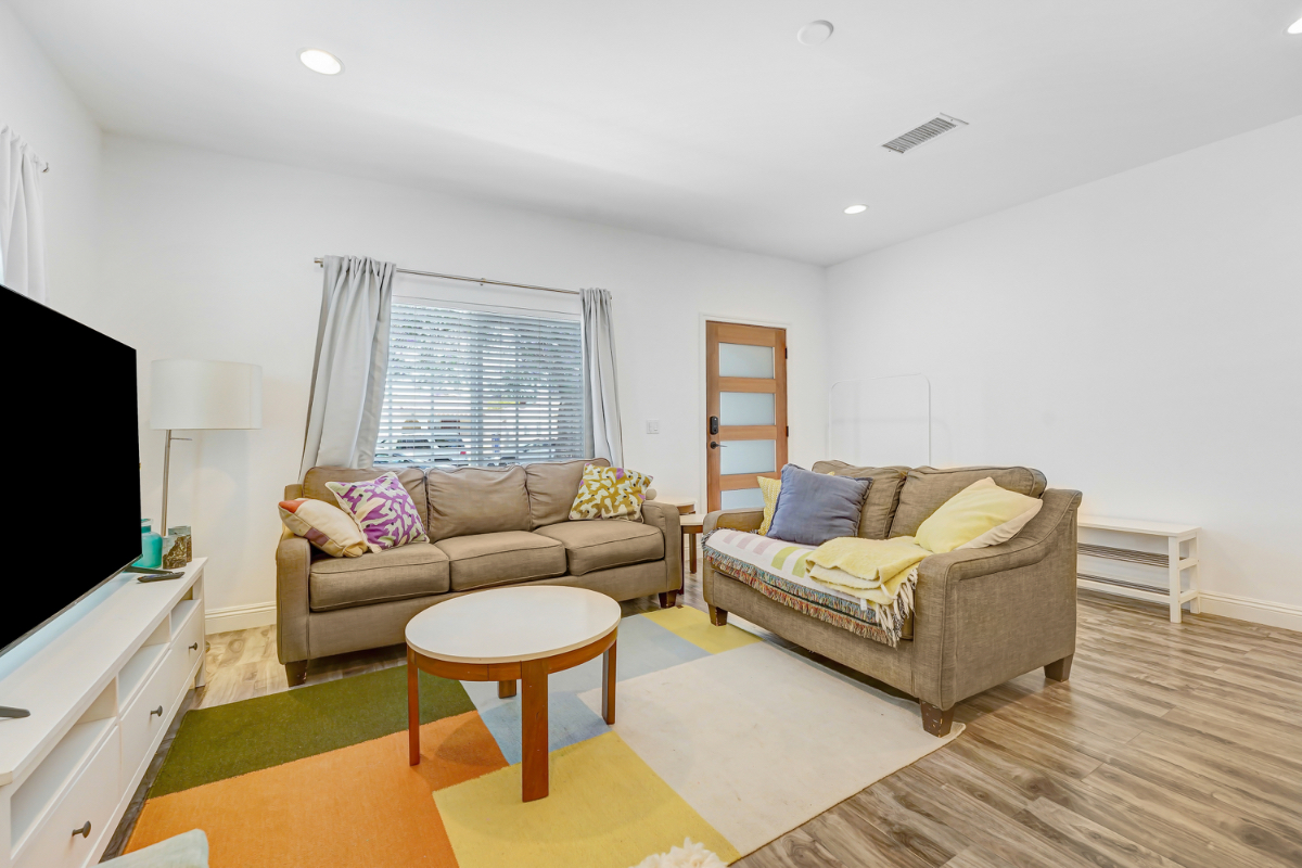 Bright 3BR Furnished Home With Outdoor Space And Quick Access To LA Hotspots - Photo 4