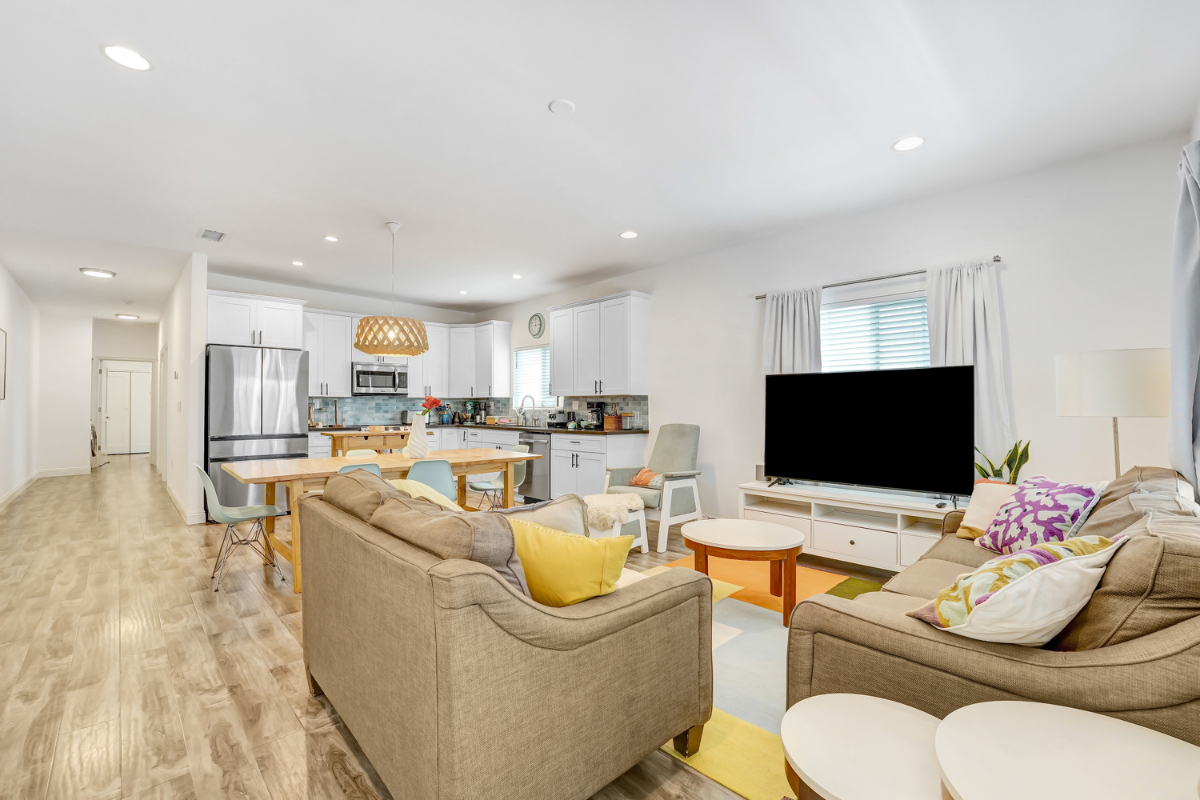 Bright 3BR Furnished Home With Outdoor Space And Quick Access To LA Hotspots - Photo 6