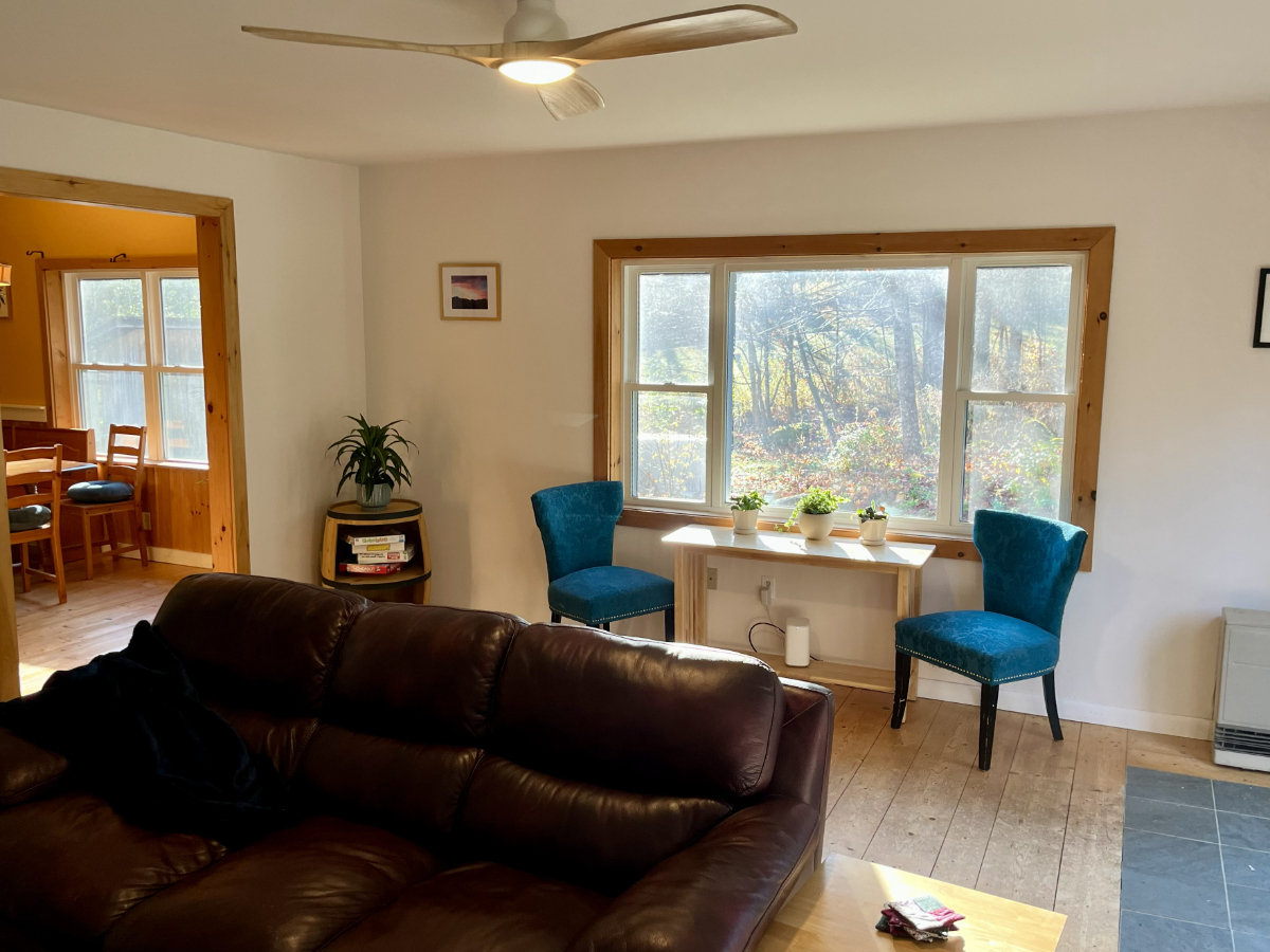 Cozy Huntington Home - Photo 11