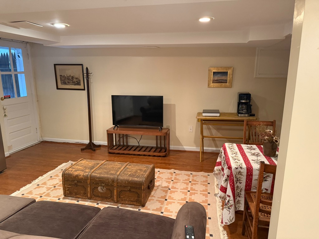 English Basement for Rent with parking in Georgetown/Burleith - Photo 8