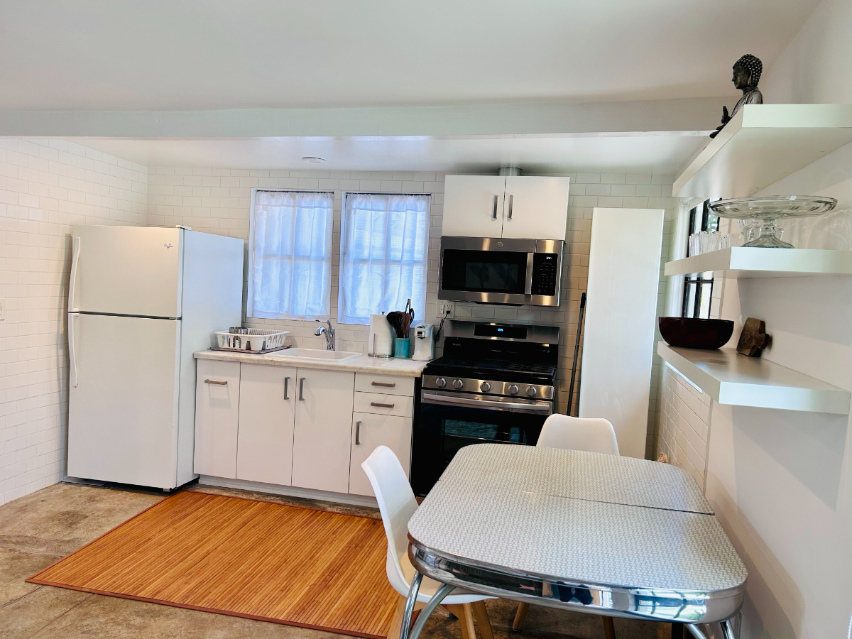 STUDIO IN BACKYARD - Photo 2
