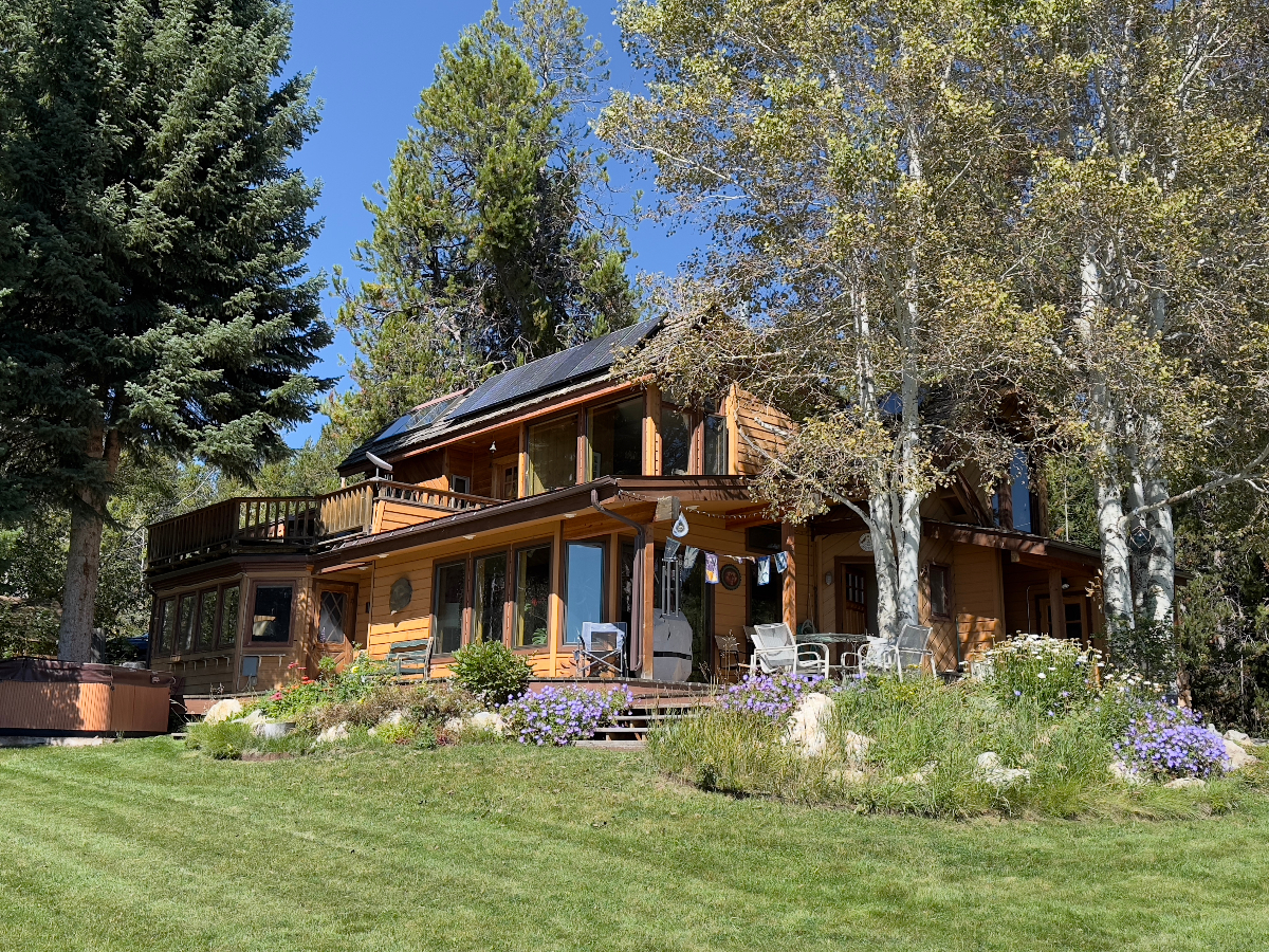 Private room in charming country house with scenic views, near Jackson Hole - Photo 1