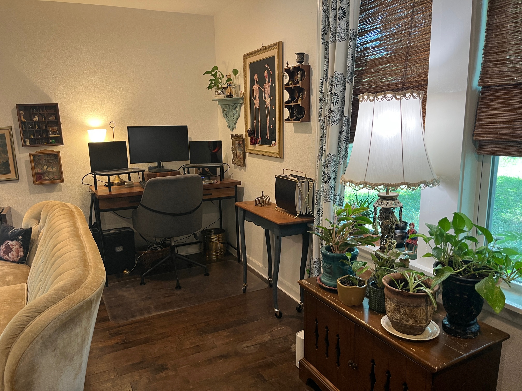 Charming East Austin Studio with Vaulted Ceiling, Clawfoot tub, Home Theater, & Parking - Photo 2