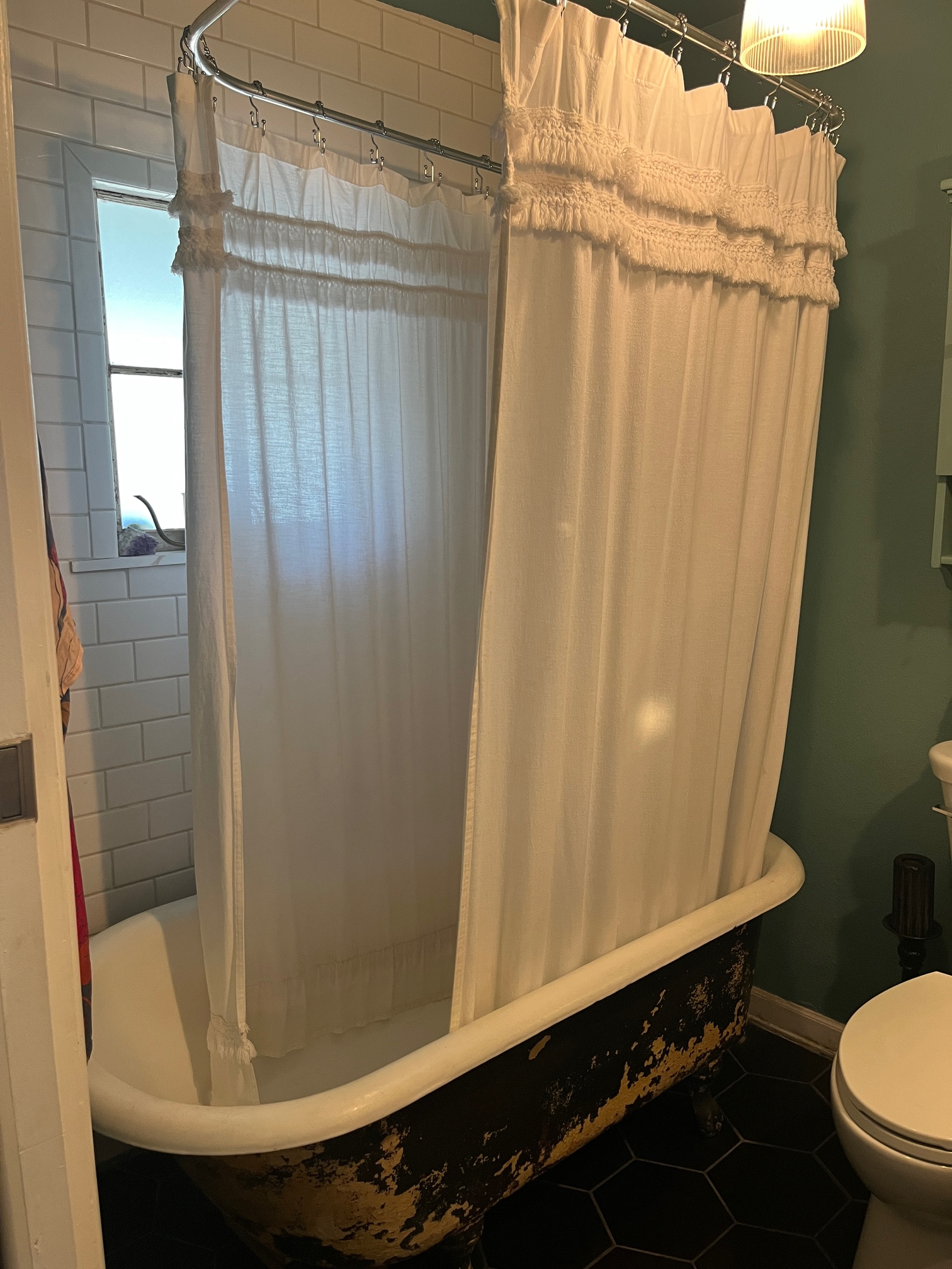 Charming East Austin Studio with Vaulted Ceiling, Clawfoot tub, Home Theater, & Parking - Photo 9