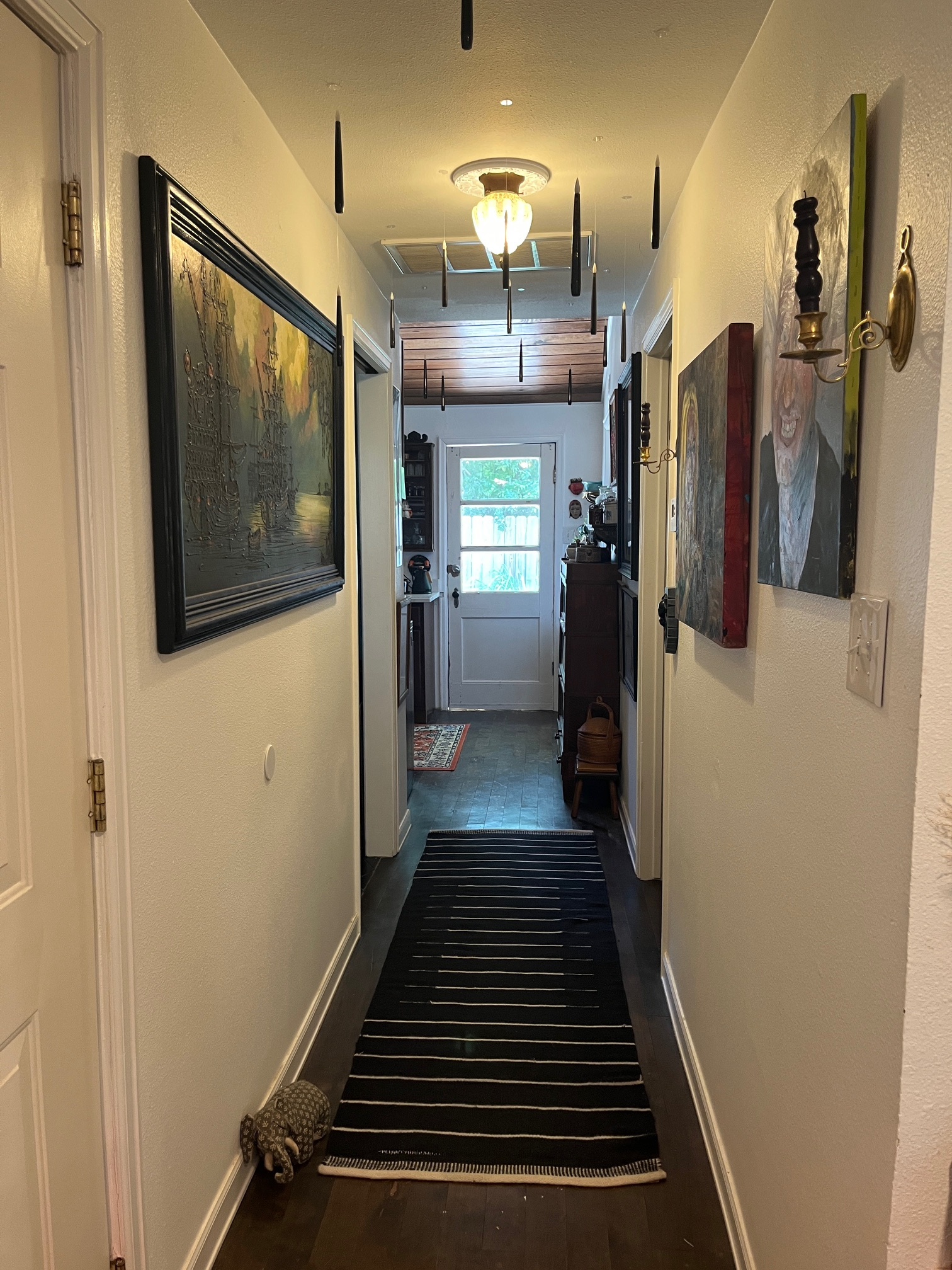 Charming East Austin Studio with Vaulted Ceiling, Clawfoot tub, Home Theater, & Parking - Photo 4