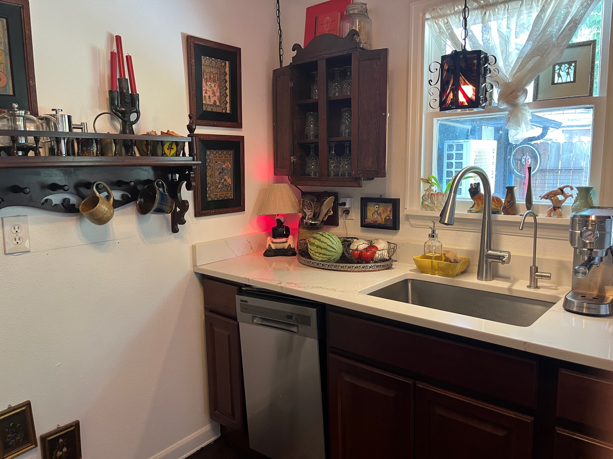 Charming East Austin Studio with Vaulted Ceiling, Clawfoot tub, Home Theater, & Parking - Photo 12
