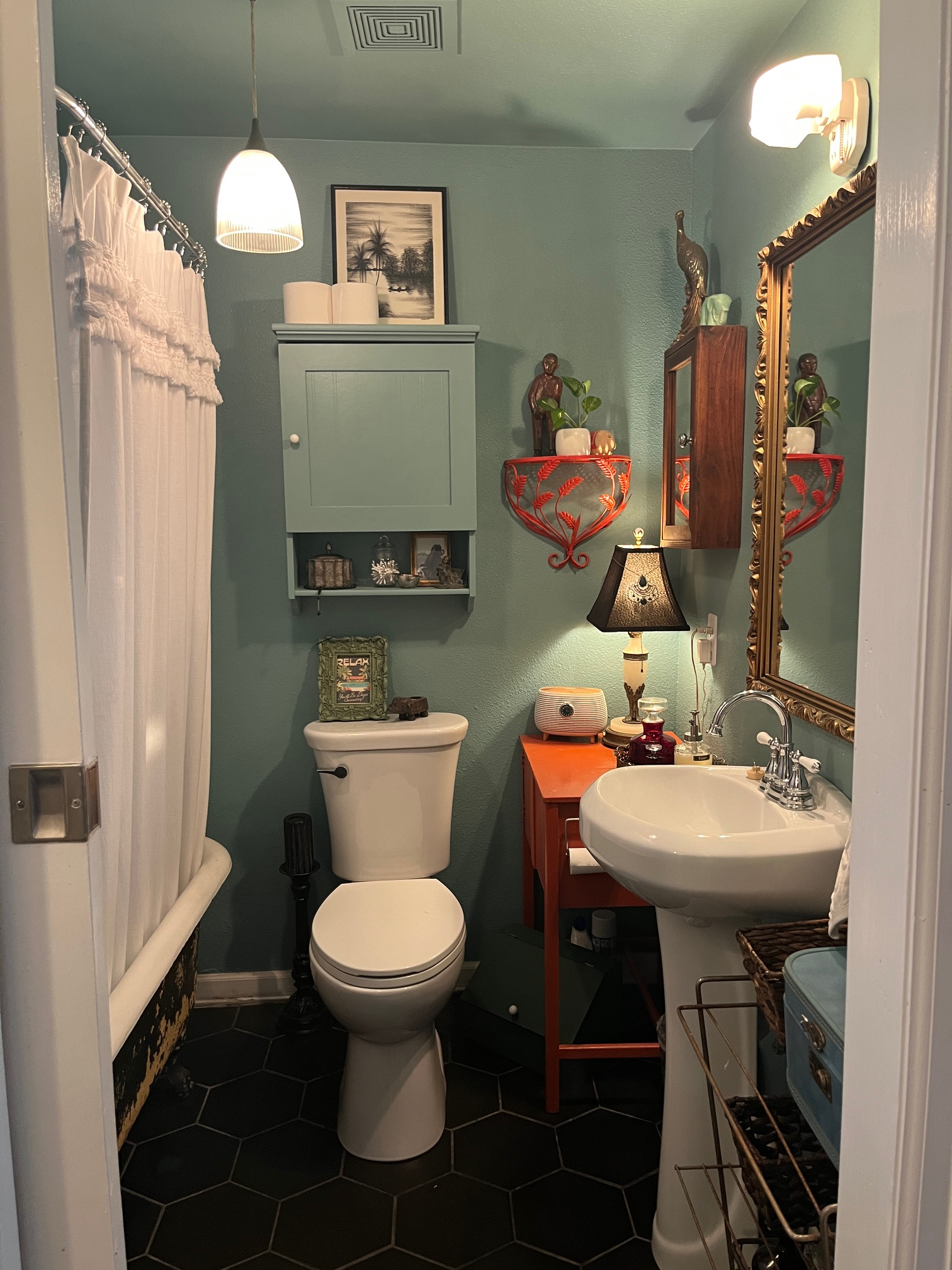 Charming East Austin Studio with Vaulted Ceiling, Clawfoot tub, Home Theater, & Parking - Photo 7