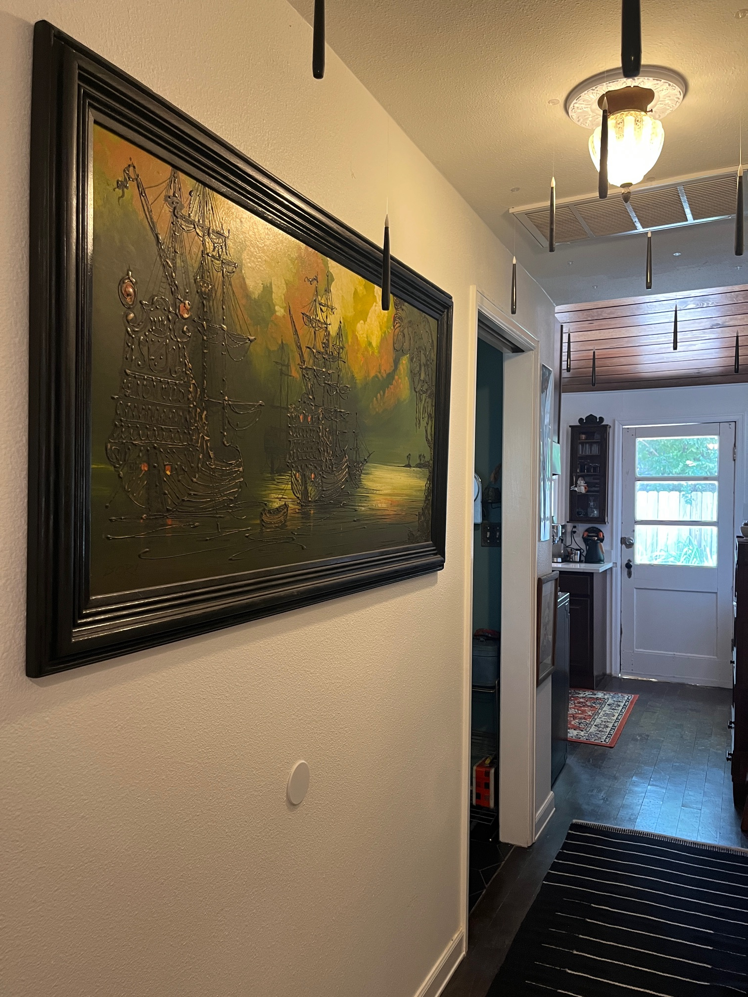 Charming East Austin Studio with Vaulted Ceiling, Clawfoot tub, Home Theater, & Parking - Photo 5