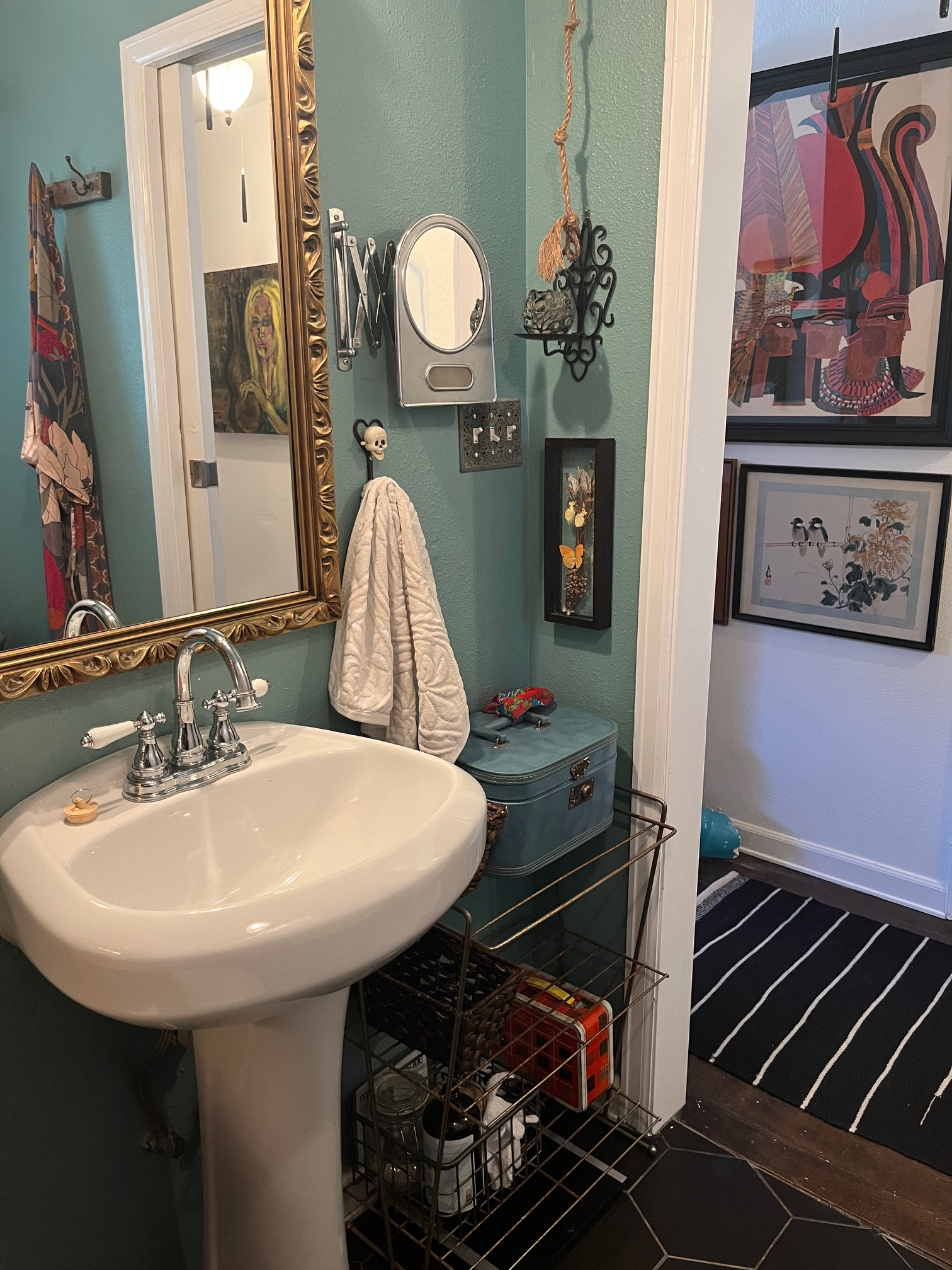 Charming East Austin Studio with Vaulted Ceiling, Clawfoot tub, Home Theater, & Parking - Photo 10