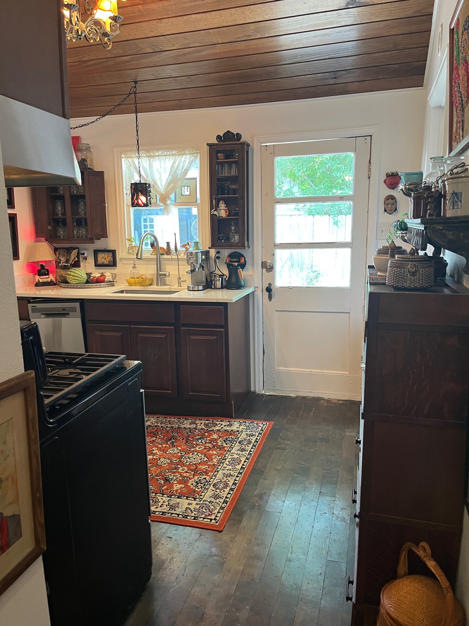 Charming East Austin Studio with Vaulted Ceiling, Clawfoot tub, Home Theater, & Parking - Photo 11