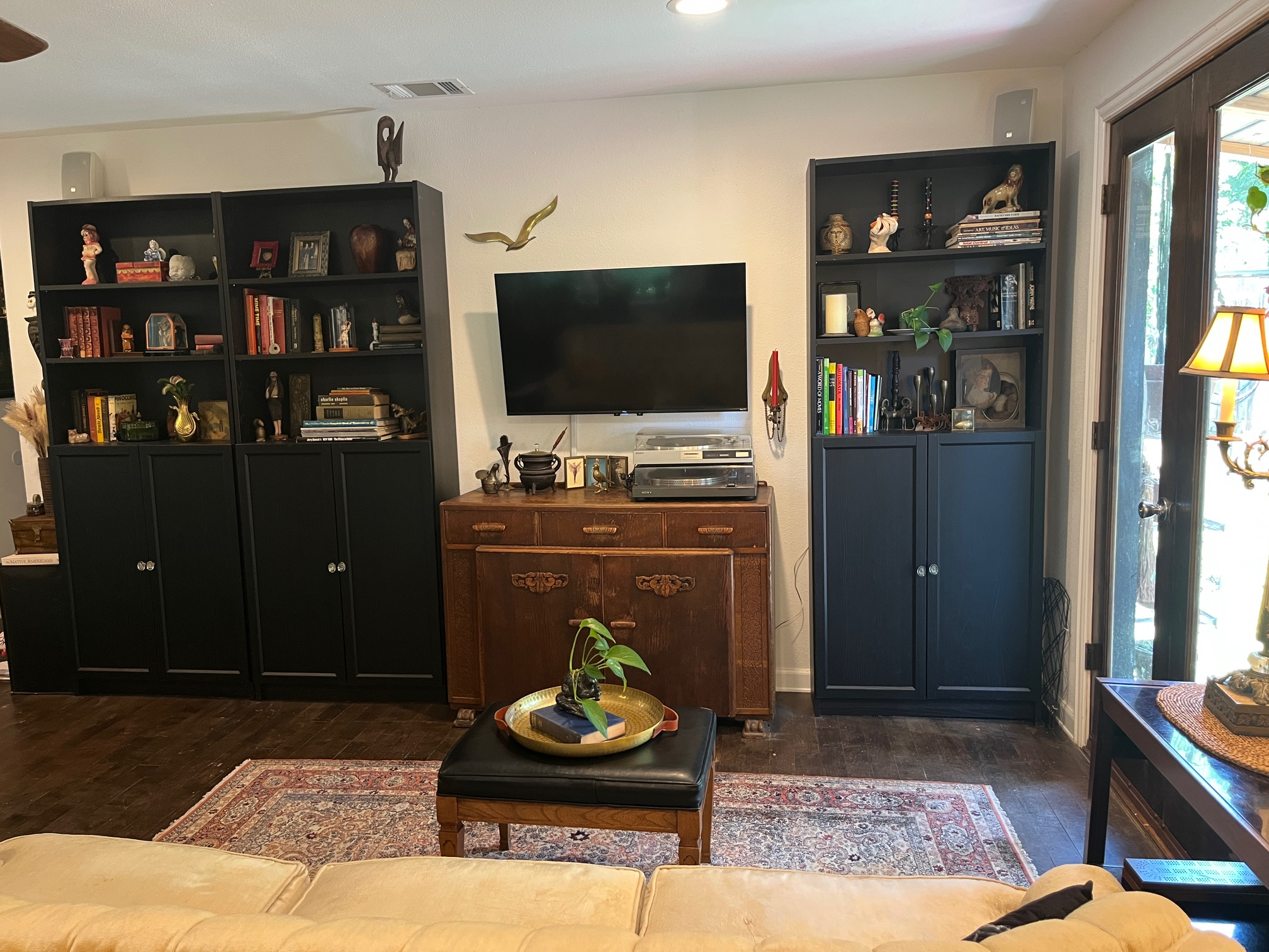 Charming East Austin Studio with Vaulted Ceiling, Clawfoot tub, Home Theater, & Parking - Photo 3