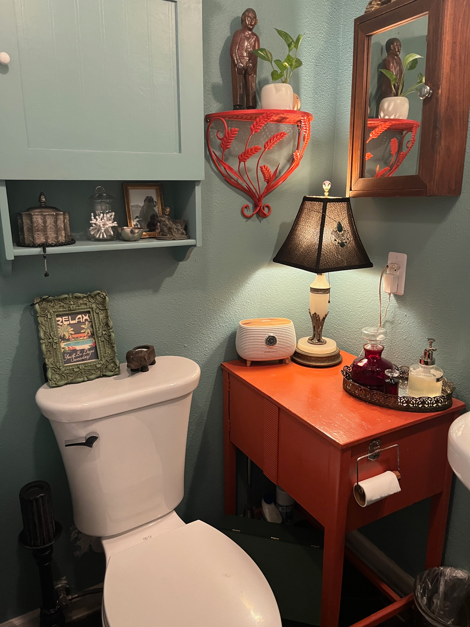 Charming East Austin Studio with Vaulted Ceiling, Clawfoot tub, Home Theater, & Parking - Photo 8