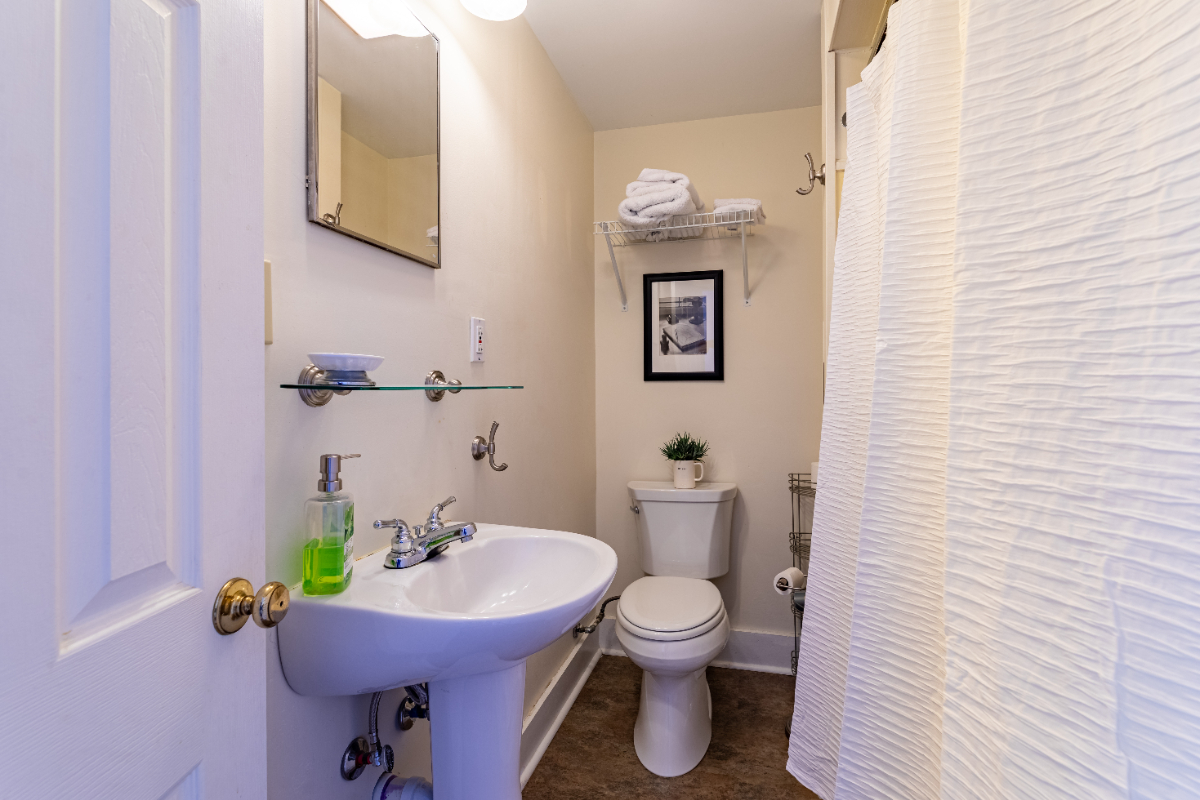 Quaint, clean, quiet apartment unit 5 - Photo 4