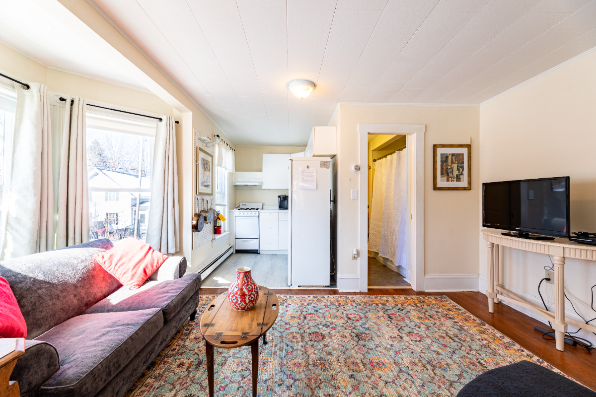 Quaint, clean, quiet apartment unit 5 - Photo 2
