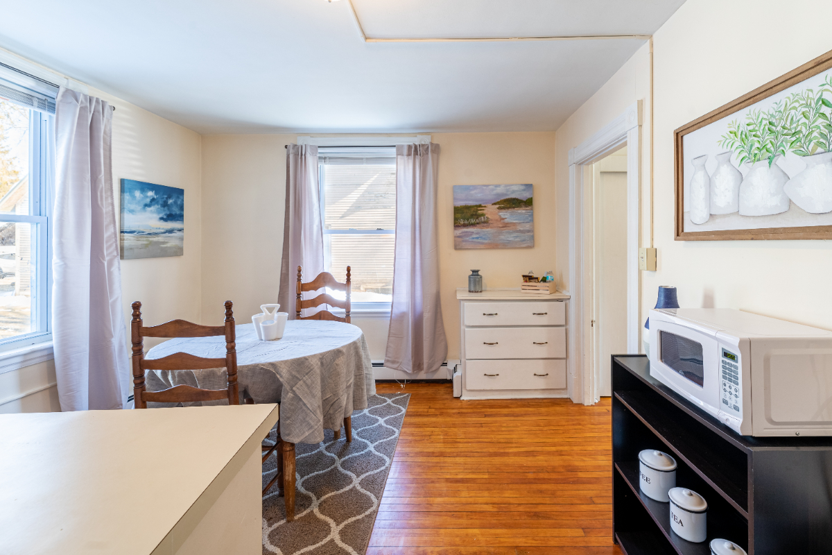 Quaint, clean, quiet apartment unit 5 - Photo 2