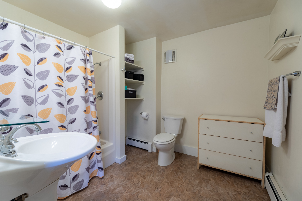 Quaint, clean, quiet apartment unit 5 - Photo 4