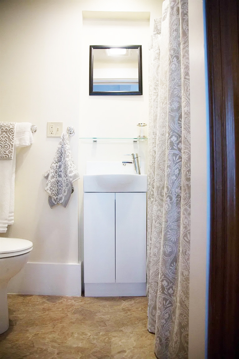 Quaint, clean, quiet apartment unit 5 - Photo 4