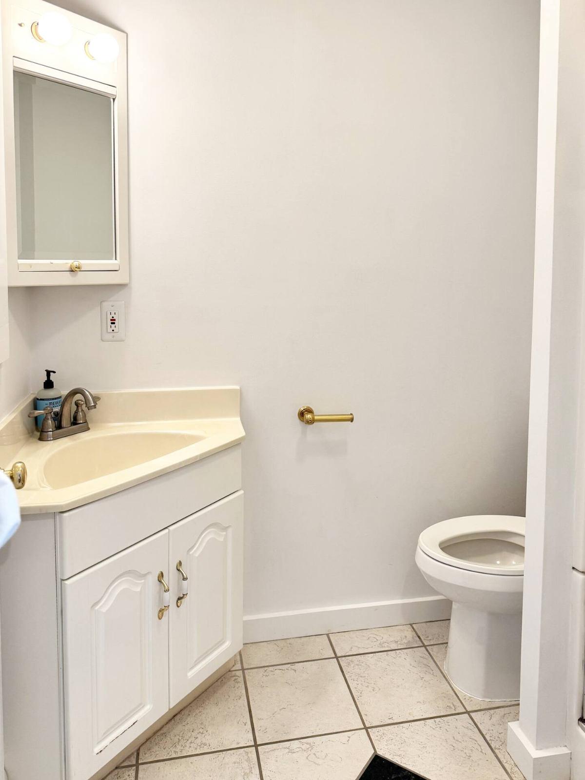 Sunlit One Bedroom Apartment in Mansfield View - Photo 3