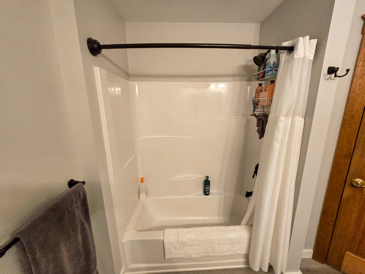 Move-In Ready Furnished Flat - King Bed, In-Unit Laundry & Private Parking - Photo 8