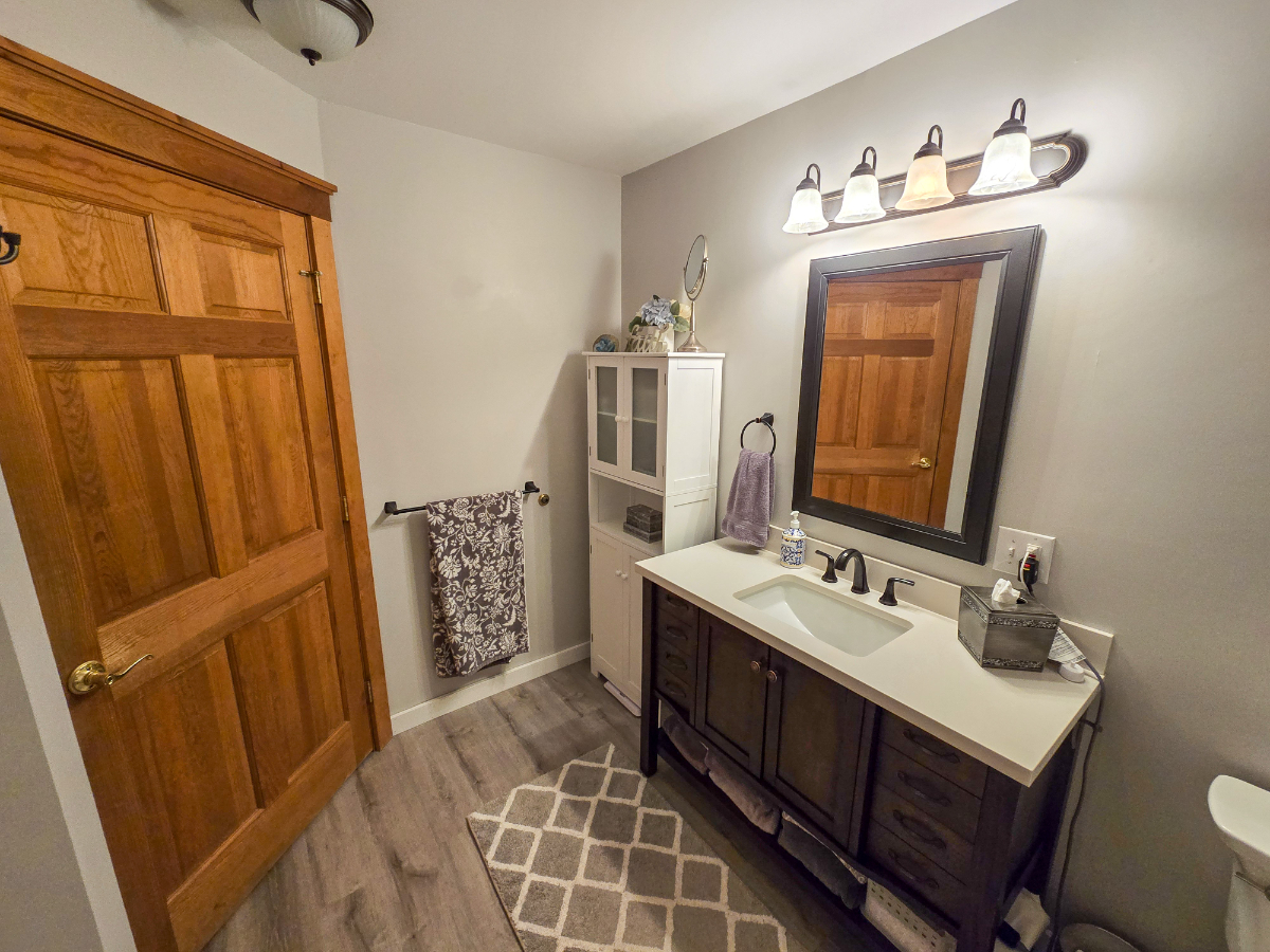 Move-In Ready Furnished Flat - King Bed, In-Unit Laundry & Private Parking - Photo 9