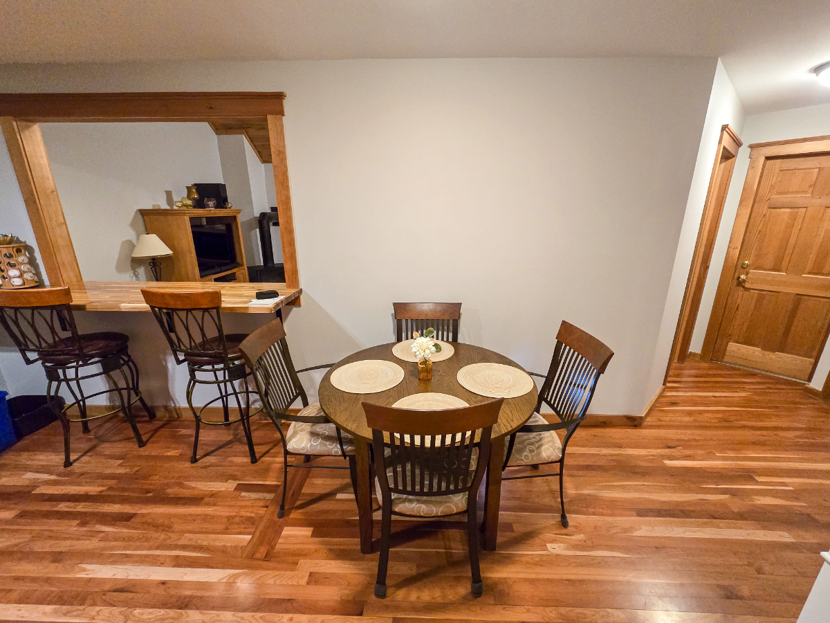 Move-In Ready Furnished Flat - King Bed, In-Unit Laundry & Private Parking - Photo 7