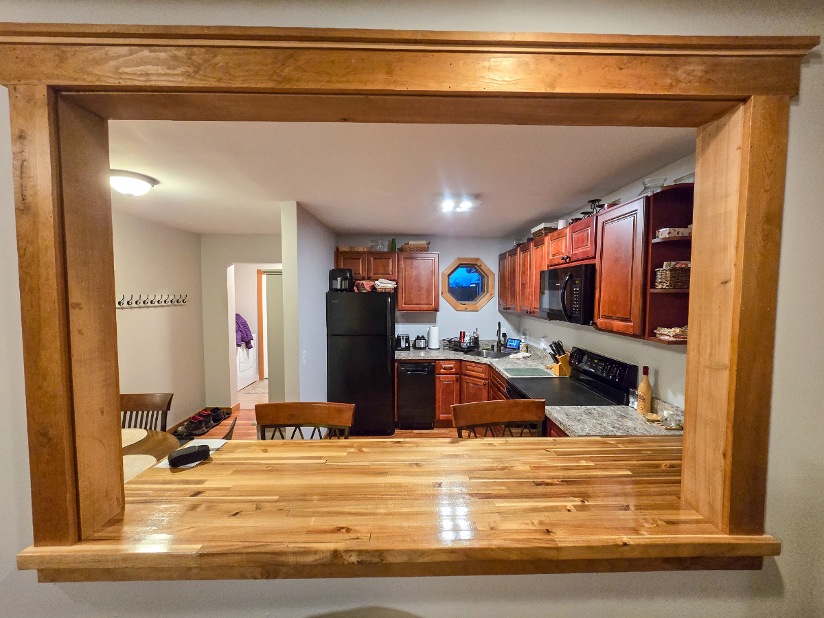 Move-In Ready Furnished Flat - King Bed, In-Unit Laundry & Private Parking - Photo 4