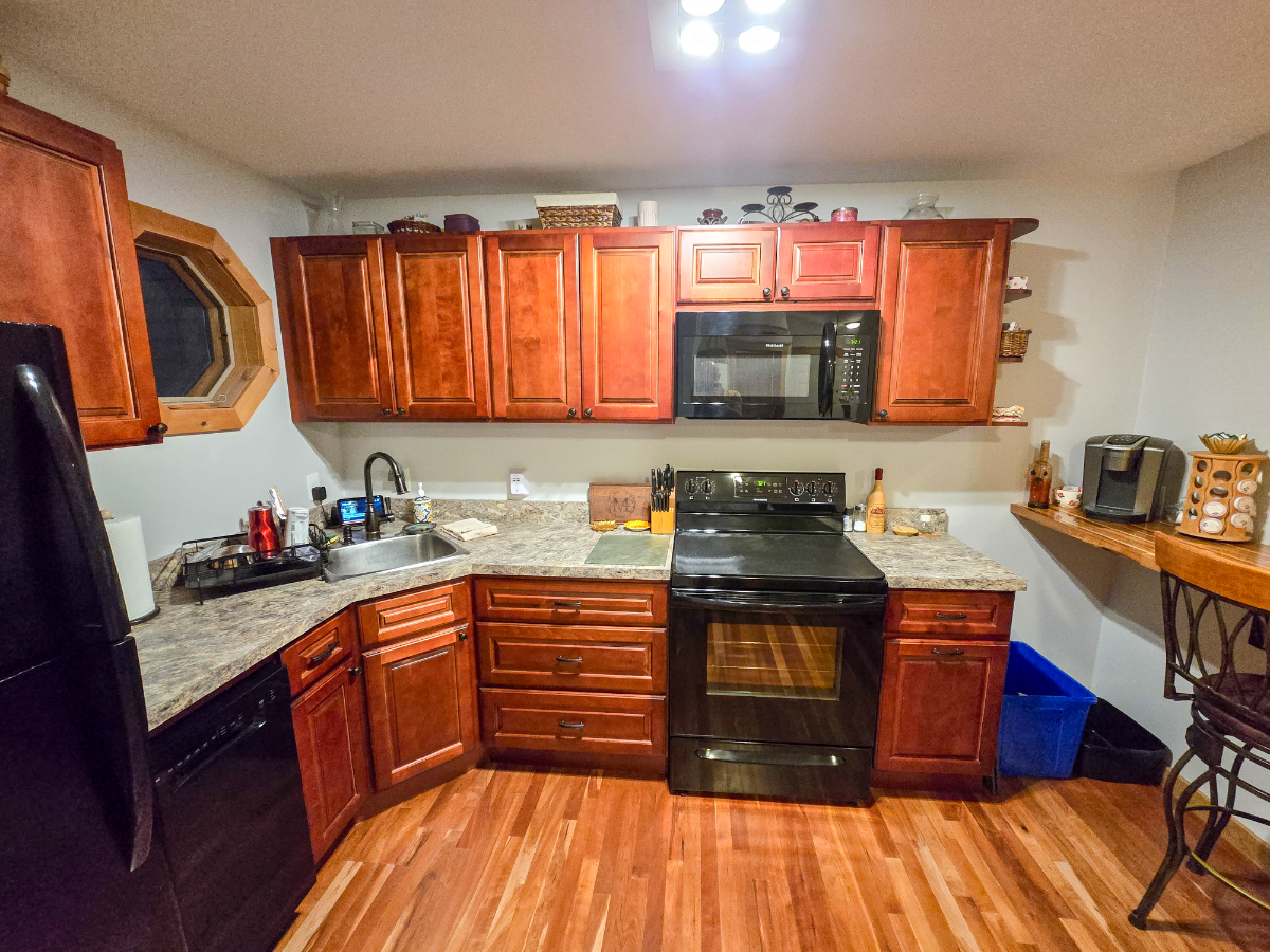 Move-In Ready Furnished Flat - King Bed, In-Unit Laundry & Private Parking - Photo 3