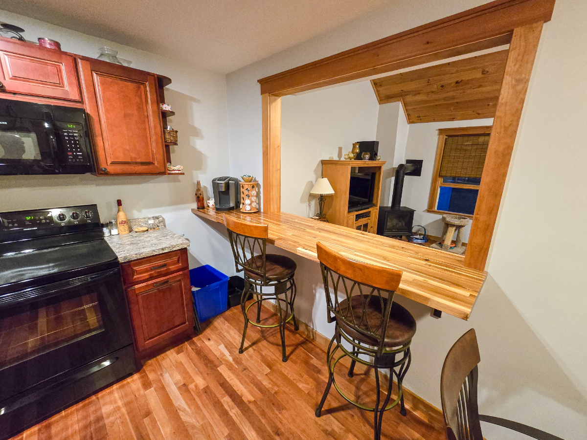 Move-In Ready Furnished Flat - King Bed, In-Unit Laundry & Private Parking - Photo 1