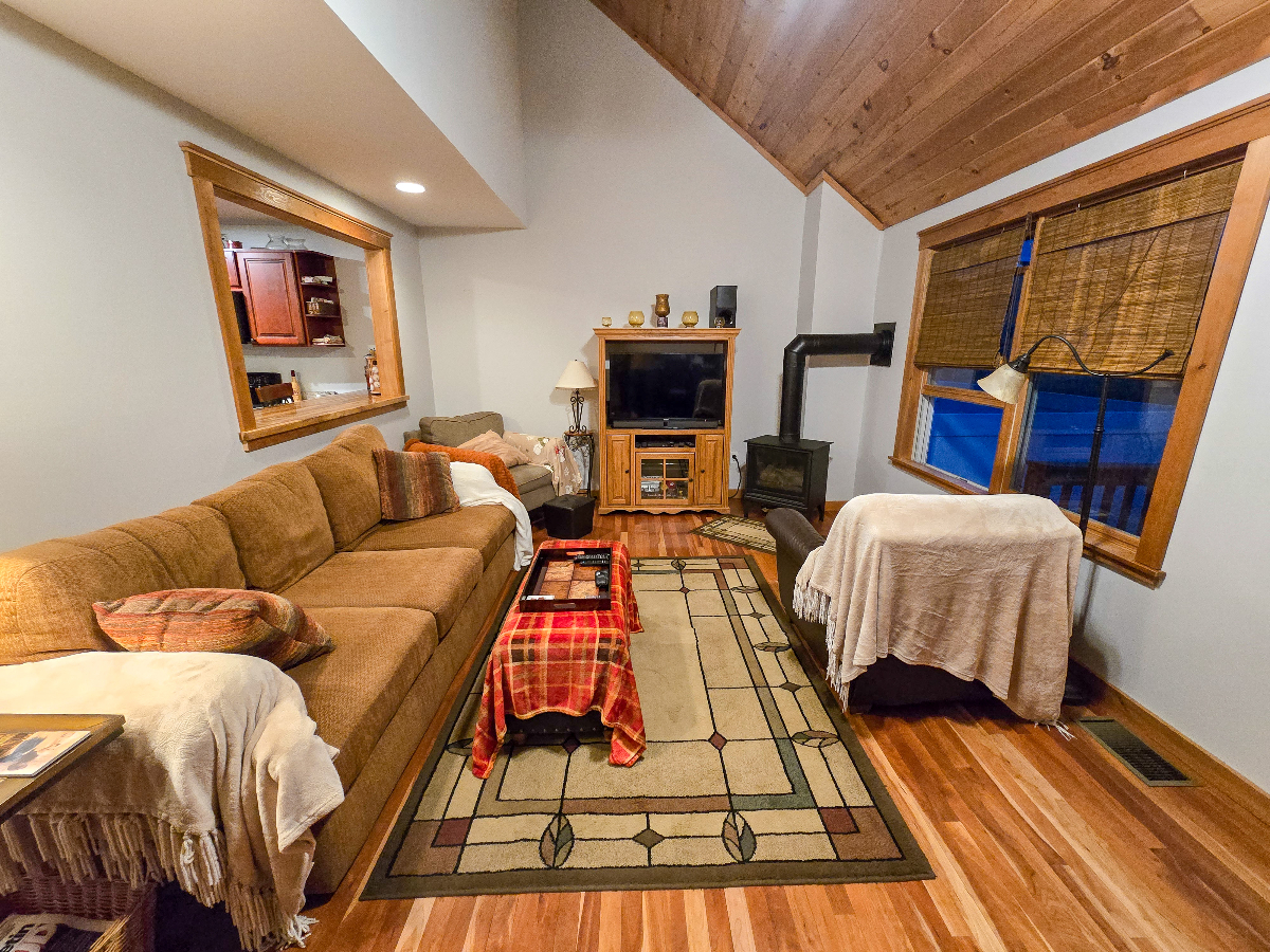 Move-In Ready Furnished Flat - King Bed, In-Unit Laundry & Private Parking - Photo 5