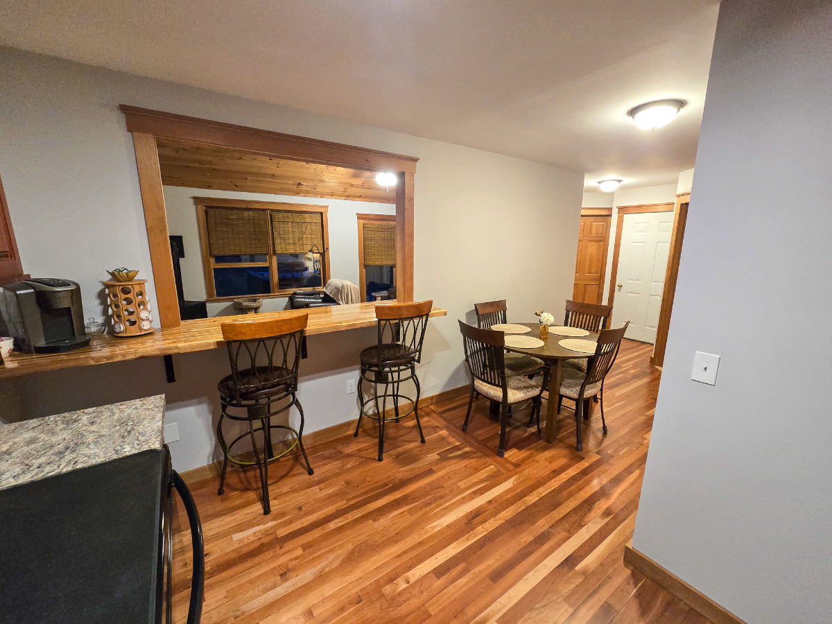Move-In Ready Furnished Flat - King Bed, In-Unit Laundry & Private Parking - Photo 12