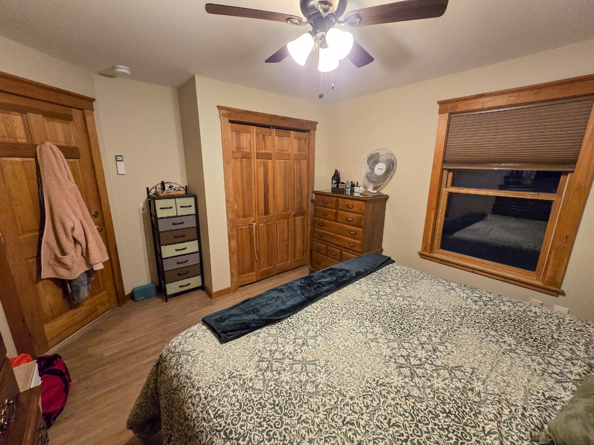Move-In Ready Furnished Flat - King Bed, In-Unit Laundry & Private Parking - Photo 11