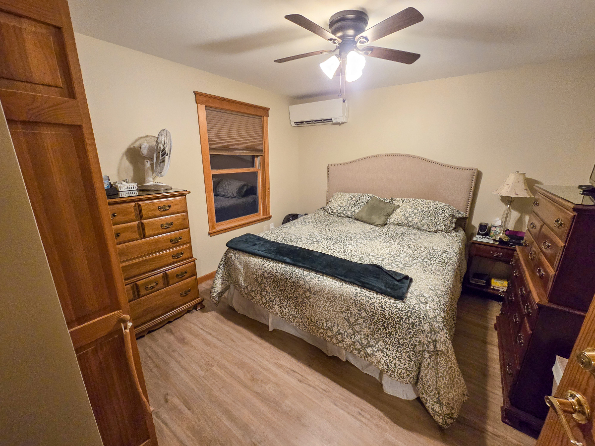Move-In Ready Furnished Flat - King Bed, In-Unit Laundry & Private Parking - Photo 10